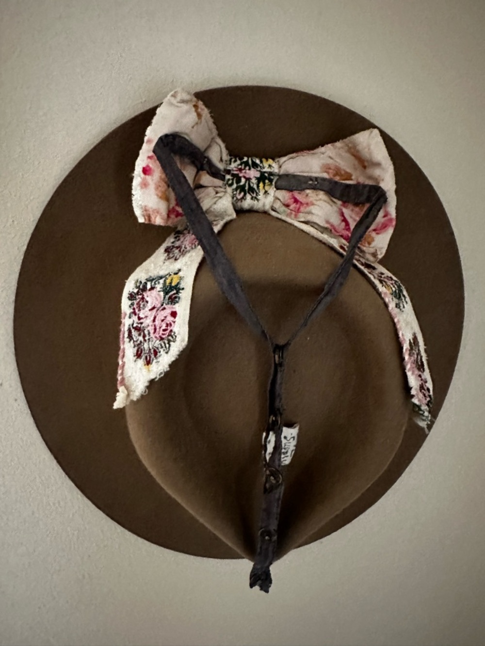 Magnolia Pearl bow jabot - Picture 2 of 3